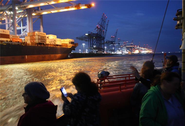 Brake: Fairtrade-Gruppe lädt zur Fährkreuzfahrt ein Fasziniert waren die Teilnehmer der fairen Fährkreuzfahrt von dem hellerleuchteten Containerterminal in Bremerhaven.