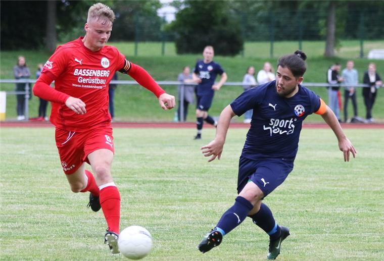 Gelungenes Kapakli-Debüt beim FC Nordenham FCN-Kapitän Mehmet Acar (rechts) hatte mit seiner Mannschaft mehr gute Momente als die Braker mit Jan-Niklas Wiese.