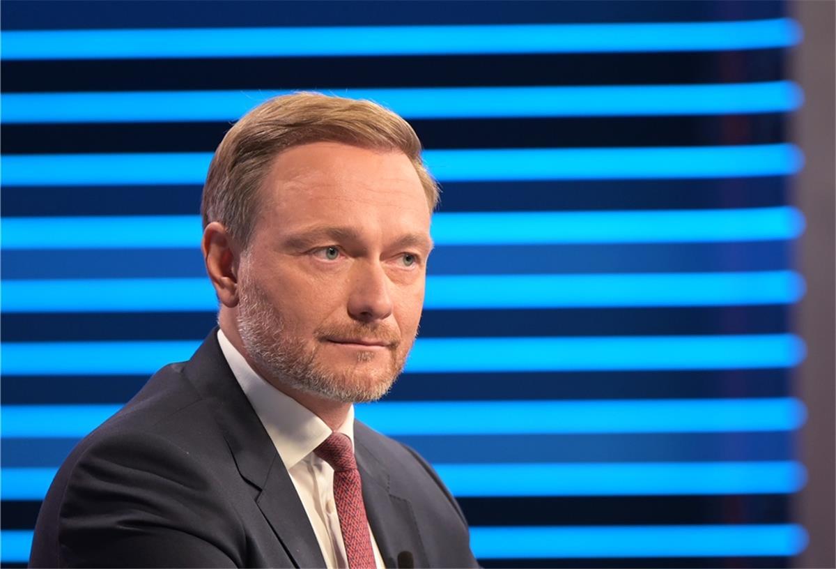FDP-Spitzenkandidat Christian Lindner sitzt in einem Wahlstudio des ZDF bei der "Berliner Runde" zur Bundestagswahl.