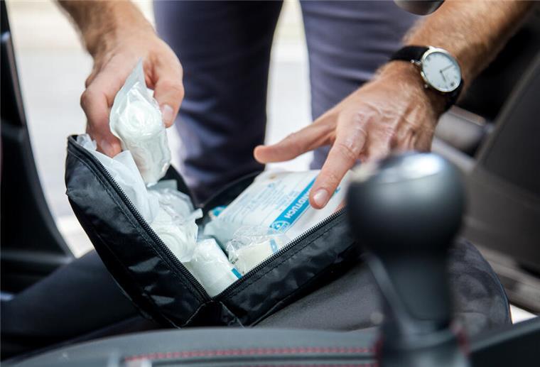 Sicher unterwegs: Diese Ausrüstungen musst du im Auto haben – sonst drohen Bußgelder Von Zeit zu Zeit wirft man besser einen Blick in den Verbandskasten. Denn darin befinden sich einige Materialien, die nicht ewig steril sind.