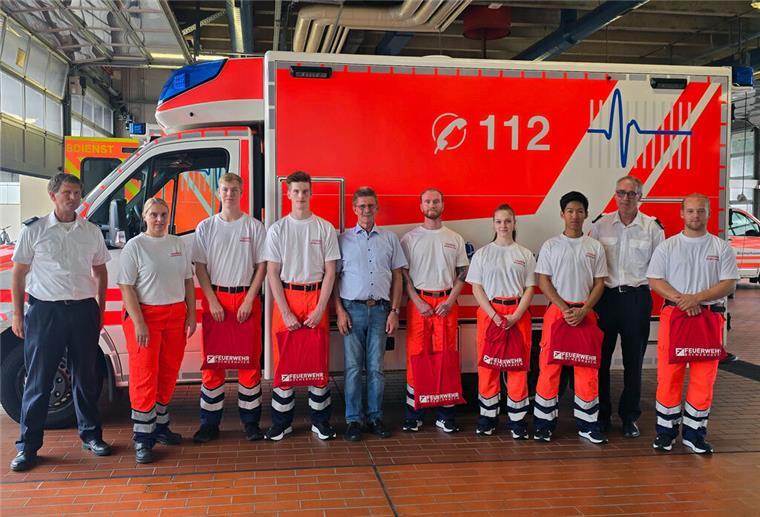 Feuerwehr Bremerhaven startet erste Notfallsanitäterausbildung .Michael Reinicke, Leiter der Notfallsanitäterschule; Christina Brockmeyer, Lehrgangsleiterin; Lennart Stührenberg; Simon Frerichs; Stadtrat Peter Skusa, Dezernent der Feuerwehr Bremerhaven; Fynn Kühne; Marleen Meyer; Michel Jin; Jens Cordes, Leiter der Feuerwehr Bremerhaven; Til Sonnewald (v.l.n.r).Bildnachweis: Feuerwehr Bremerhaven