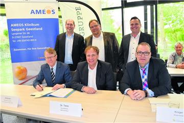 Feierliche Gründung der Hospiz-Betreibergesellschaft im Rathaus von Langen (vordere Reihe, von links): Notar Ulrich Axmann, Ameos-Regionalgeschäftsführer Dr. Lars Timm, Geestlands Bürgermeister Thorsten Krüger und (hintere Reihe, von links) Mike Hemmerich, kaufmännischer Leiter der Specht-Gruppe sowie Michael Brümmer und Christian Albers vom Förderverein Hospiz Neu-Wesermünde.