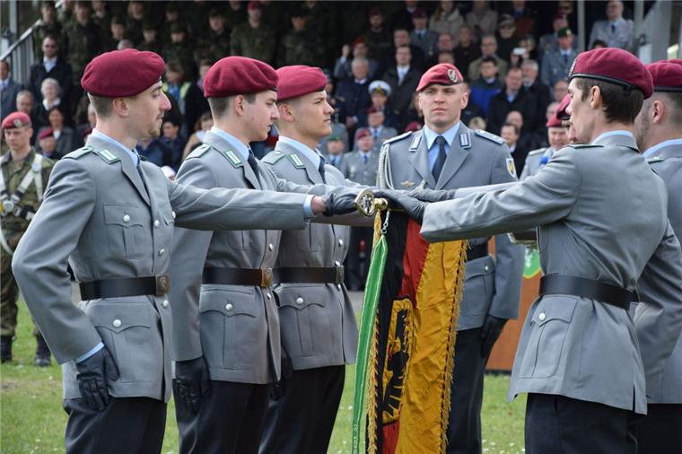Elsdorf übernimmt Patenschaft für Seedorfer Soldaten Feierliches Gelöbnis des Fallschirmjägerregimentes 31: Der Rat Elsdorf hat jetzt die Patenschaft für die vierte Kompanie übernommen.