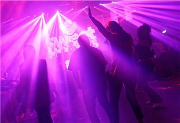 Feiernde genießen die Nacht in einer Diskothek.