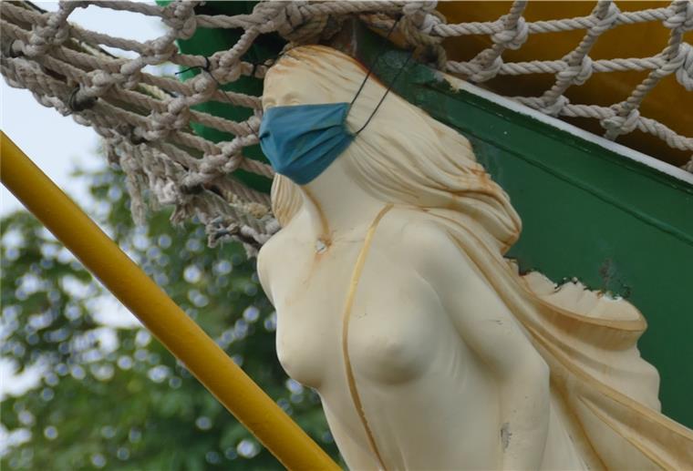 Bremerhaven: So viele haben “Maritime Tage“ gefeiert Gallionsfigur der Alex II trägt grünen Schnutenpulli.