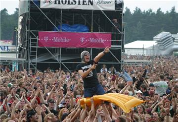 Feiernde Fans vor der Bühne. Bilder wie dieses wird es dieses Jahr nicht geben. Das Hurricane Festival fällt wegen der Coronakrise aus.