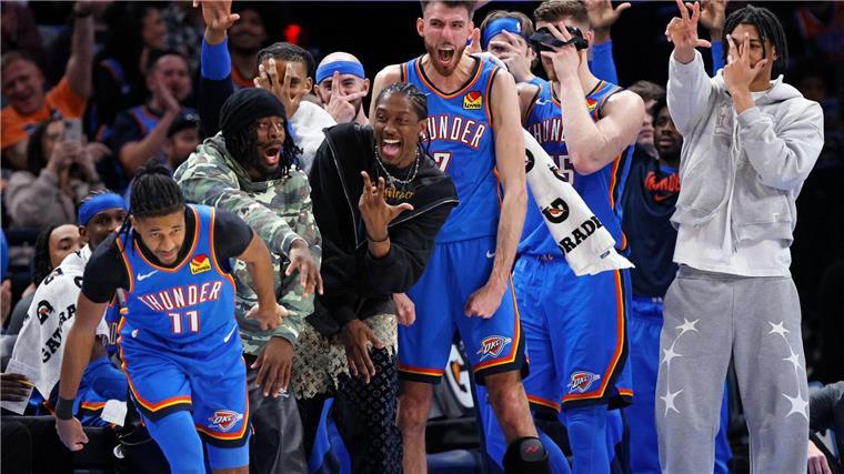 Hartenstein und Wagner lösen ihre Pflichtaufgaben in der NBA Feiernde Thunder: Mit dem Sieg kann Oklahoma City nicht mehr vom Spitzenplatz im Westen verdrängt werden.