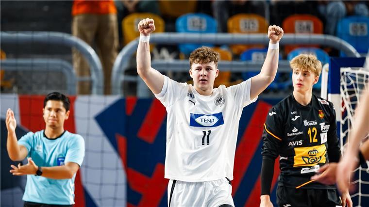WM-Drama: Deutsche U19-Handballer holen Gold im XXL-Finale Feiert den WM-Titel: U19-Handballer Bennet Strobel.