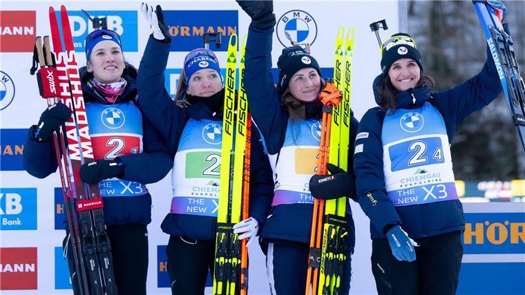 Verurteilter Biathlet-Star Simon muss Sperre fürchten Feierten einige Staffelerfolge zusammen: Justine Braisaz-Bouchet (2.vr.) und Julia Simon (r). (Archivbild)