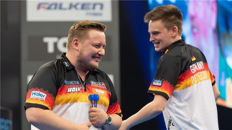 Deutschland wird für Darts-Star Littler zum Fiasko Feierten ihren Sieg: Schindler und Pietreczko.