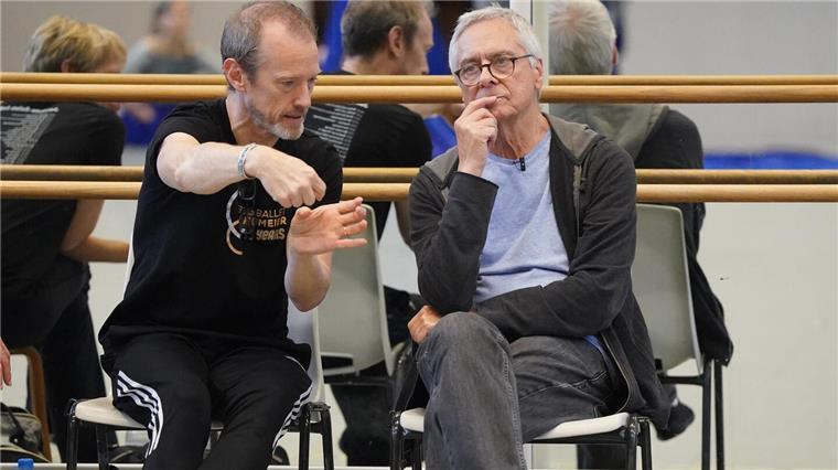 John Neumeier: Vom jüngsten zum dienstältesten Ballettchef der Welt Feilen an jedem Detail: John Neumeier (r), Intendant des Hamburg Balletts, und Lloyd Riggins (l), stellvertretender Ballettdirektor, verfolgen die Probe zu „Odyssee“ im Ballettsaal im Ballettzentrum Hamburg. Zum 85. Geburtstag von Intendant Neumeier zeigt das Hamburg Ballett am 24. Februar eine Wiederaufnahme des Stücks nach dem Epos des griechischen Dichters Homer.