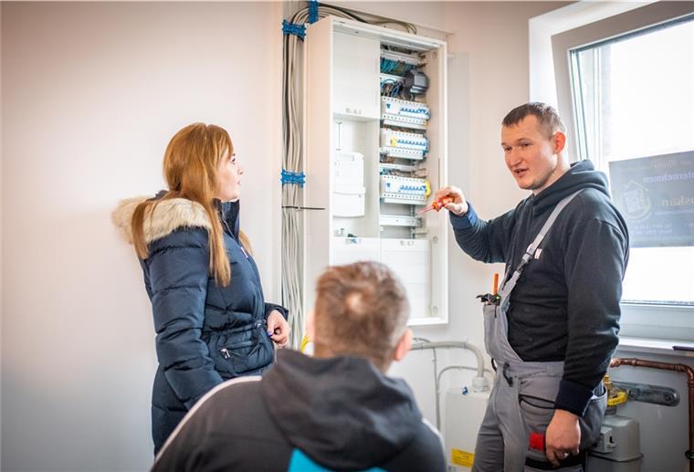 Traumhaus-Serie: Der Strom fließt jetzt - bald kommt der Einzug Feinarbeiten im Endspurt. Die Elektroinstallation für die dezentralen Lüftungsanlagen. Alina Loskan und Elektro-Experte André Weiß erklären Bauherr Marvin Holst (Mitte) den Sicherungskasten im Haus.
