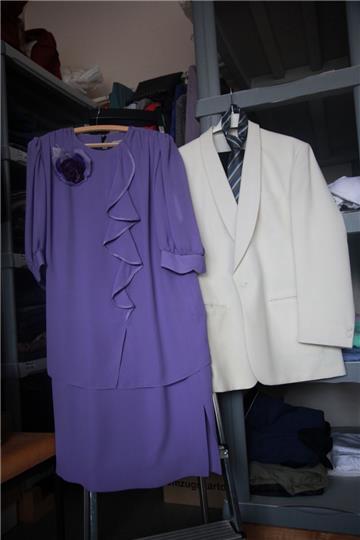 Feiner Zwirn: In der DRK Kleiderkammer Nordholz hängt unter anderem ein Dinner-Jacket, das selbst  James Bond alle Ehre machen würde.