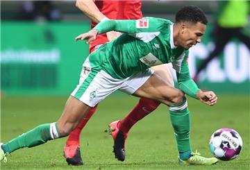 Fußball: Bundesliga, Werder Bremen - FC Augsburg, 16. Spieltag. Bremens Felix Agu (r) kämpft gegen Augsburgs Daniel Caligiuri um den Ball. 