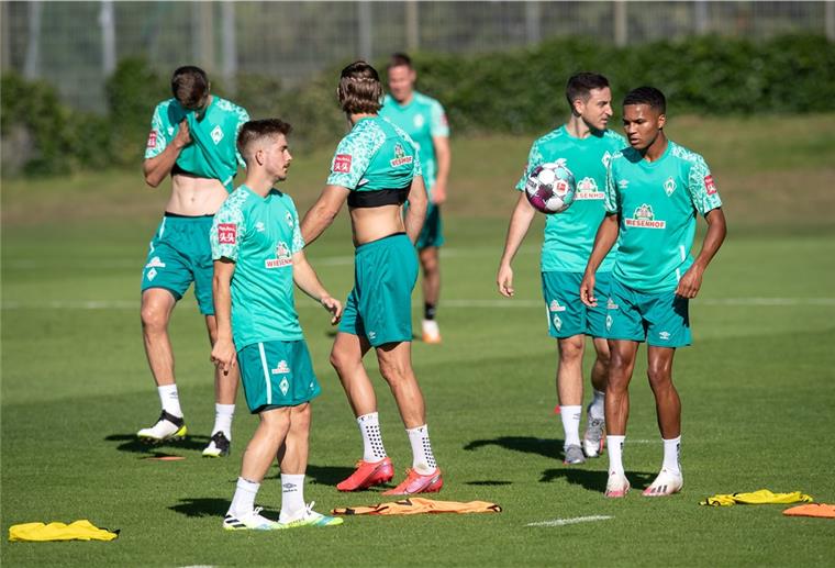 Spieler von Werder Bremen spielen Fußball auf einem Trainingsplatz. 