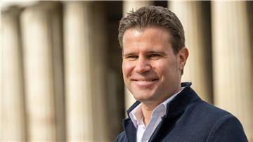Felix Brych erhält eine Auszeichnung zum Karriereende.