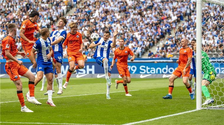 Paderborn verdirbt Herthas Fiél-Premiere Felix Götze köpft das 1:0 für Paderborn.