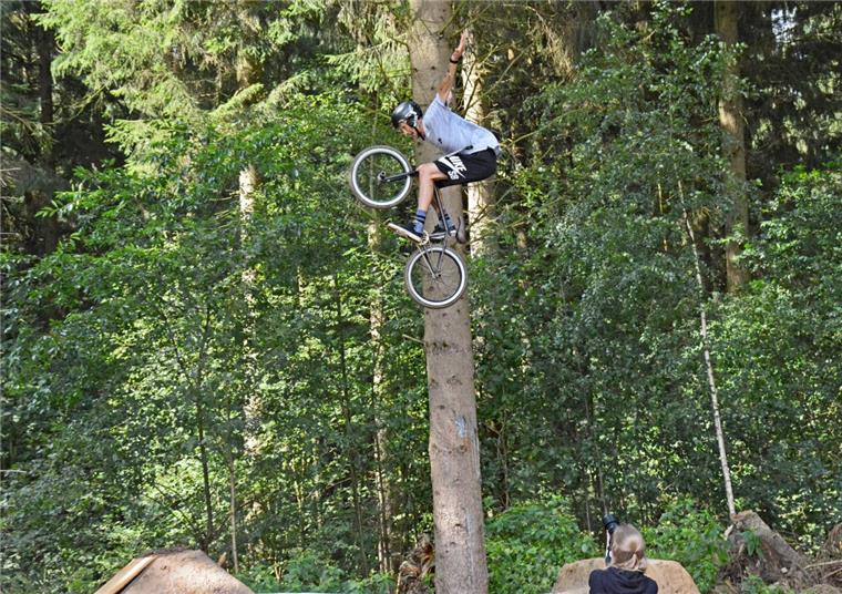 Funsports Zeven: BMX ist fast so schön wie fliegen Felix Kirch flog bei seinen BMX-Showvorführungen in beachtlicher Höhe durch die Luft und zeigte dabei akrobatische Einlagen.
