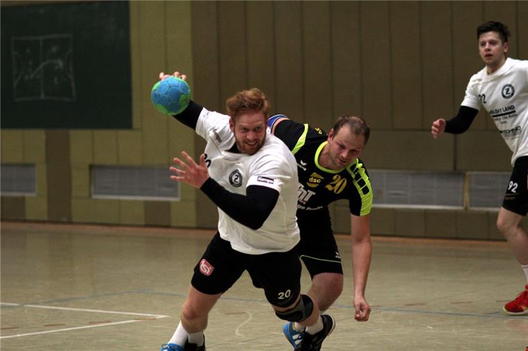 Felix Naerger (links) erzielte beim klaren 36:23-Erfolg der Zevener Handballer in Horneburg acht Treffer.  
