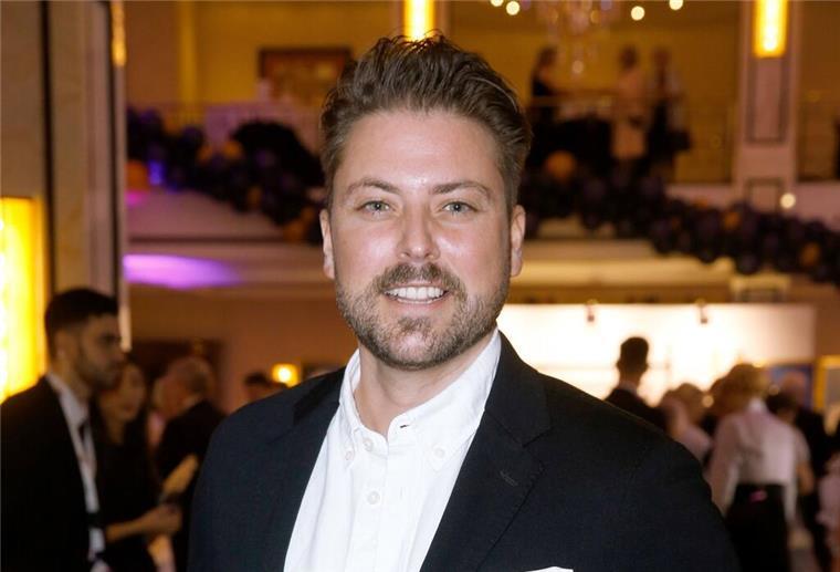 Felix von Jascheroff postet Verlobungs-Foto Felix von Jascheroff zieht in diesem Jahr ins Dschungelcamp ein. Kurz zuvor feiert der Schauspieler noch Verlobung.