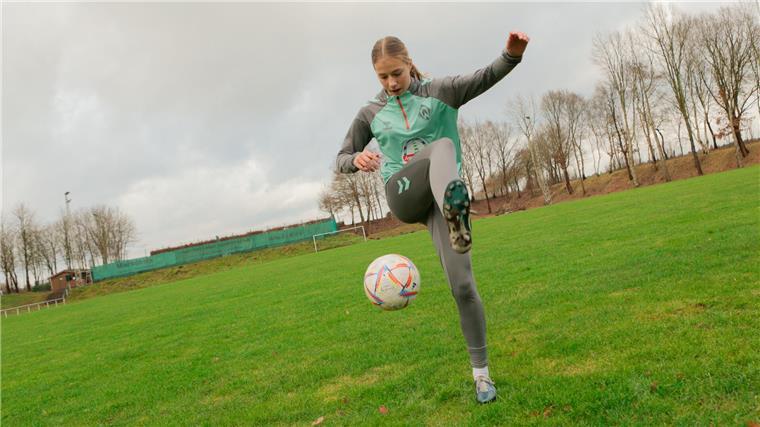Fußballtalent aus Elmlohe will es bei Werder Bremen in die Bundesliga schaffen Femke Hanschen spielt am liebsten als „Sechser“ und verteilt die Bälle aus dem Zentrum heraus.