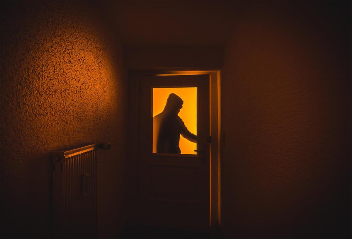 Alle sechs Minuten ein Einbruch: So schützt man sein Zuhause effektiv Ein Mann schließt eine Tür.