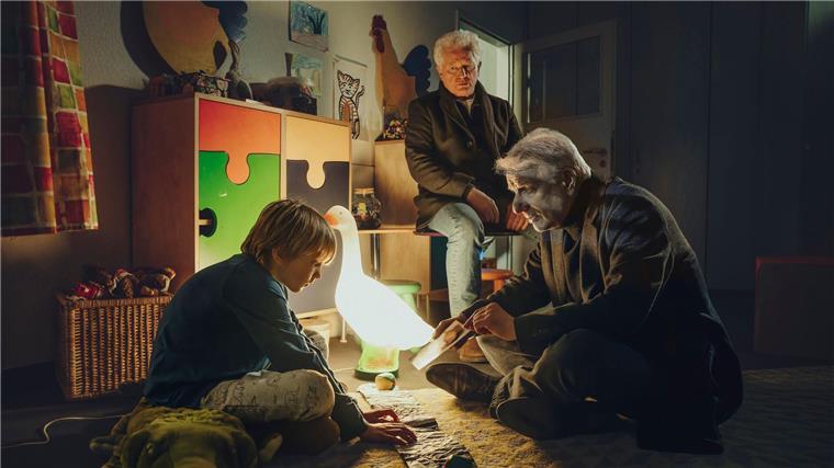 „Das Wunderkind“ - Neuer München-„Tatort“ Ferdinand (Phileas Heyblom) wird auf der Kinderstation des Krankenhauses von den Kriminalhauptkommissaren Ivo Batic (Miroslav Nemec, M) und Franz Leitmayr (Udo Wachtveitl) befragt.