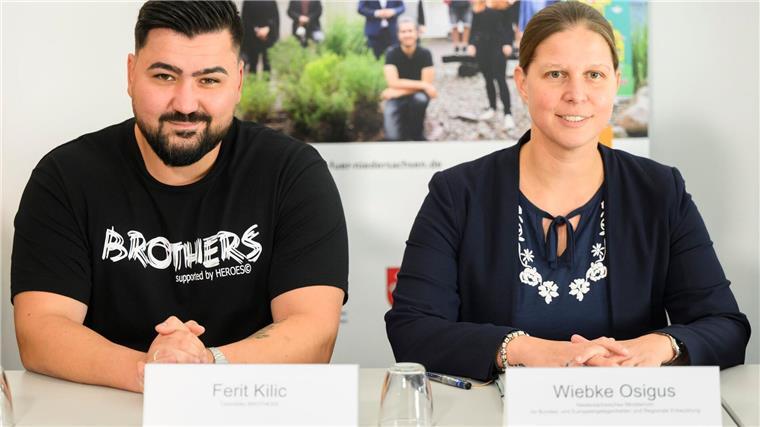 Junge Migranten sollen Männlichkeitsbild hinterfragen Ferit Kilic, Brothers-Teamleiter, und Wiebke Osigus (SPD), Europaministerin Niedersachsen, sprechen bei der Vorstellung des Gewaltpräventionsprojekt Brothers.