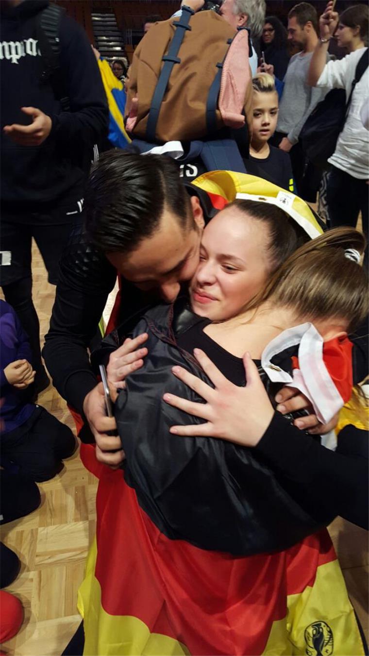 Hiphop-Trainer sind stolz auf ihre Medaillen-Mädels Feriz Sula (links) freut sich mit Geburstagskind Jolina Preiß und Rike Jürgens über ihren Weltmeistertitel. Foto Sula