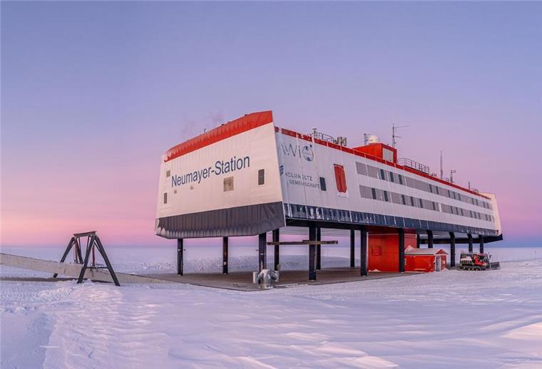 Festessen im Eis: Das wird Weihnachten auf der AWI-Arktis-Station serviert Fern von der Heimat wird auch in der Forschungsstation Neumayer III in der Antarktis Weihnachten gefeiert.
