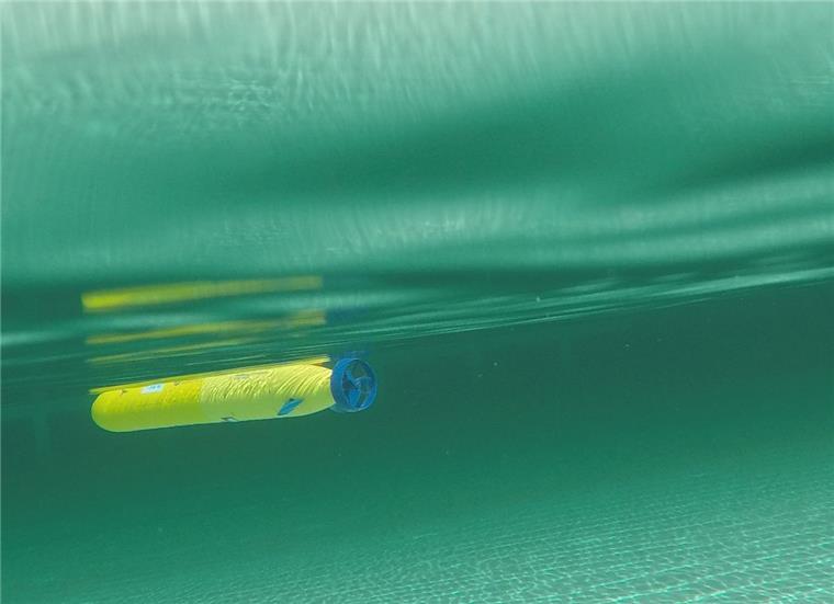 Fernab von seinen künftigen Einsatzorten in der Arktis absolvierte der 1,20 Meter große Tauchroboter im Watt‘n Bad seinen ersten Freiluft-Einsatz.