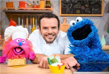 Steffen Henssler zwischen den Puppen Gonger und Krümelmonster