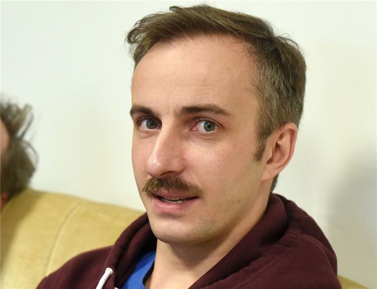 Böhmermann verklagt Merkel wegen Kritik an Erdogan-"Schmähgedicht" Fernsehmoderator Jan Böhmermann hat Kanzlerin Angela Merkel (CDU) wegen ihrer kritischen Einschätzung seines "Schmähgedichts" auf den türkischen Präsidenten Recep Tayyip Erdogan verklagt.