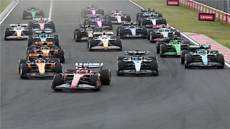 Ferrari-Star Charles Leclerc (M) lag lange vorn, verpasste aber am Ende noch das Podium.