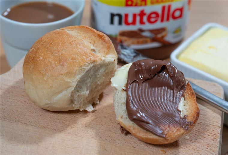 Nutella-Brötchen auf einem Tisch. Ferrero bringt mit „Nutella Peanut“ erstmals eine neue Sorte auf den Markt – mit Erdnuss! Vorerst ist der Launch nur in den USA geplant.