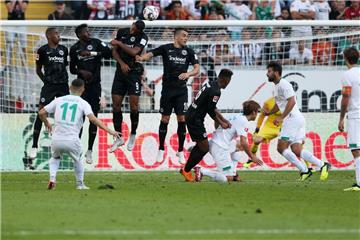 Fertig machen zum Jubeln: Milot Rashica verwandelt den Freistoß zum Sieg von Werder Bremen.