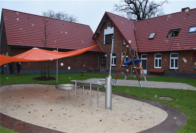 Zwei neue Spielplätze für Kinder in Seedorf Fertiggestellt: Der kleinere Spielplatz hinterm Kita-Gebäude mit Wasserspiel, Sandkiste, Sonnensegel, Nestaschaukel und Kleeblattwippe ist ausschließlich für Mädchen und Jungen nutzbar, die im Seedorfer Kindergarten betreut werden.
