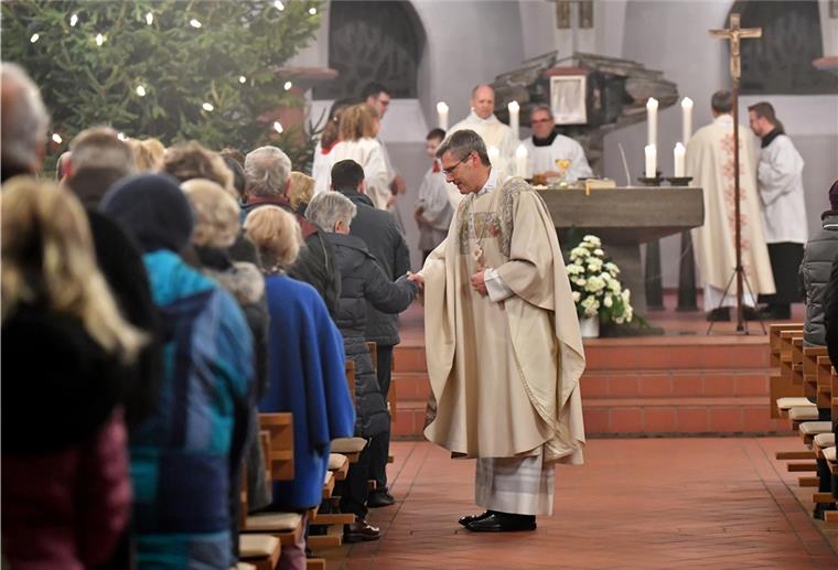 Zu Weihnachten: Leuchtender „Flashmob“ aller Kirchen Festgottesdienst im rappelvollen Gotteshaus, Händereichen unterm Christbaum: Was vor einem Jahr noch möglich war - hier der Besuch des katholischen Hildesheim Bischofs im „Leher Dom“ - ist in diesem Jahr vollkommen unmöglich geworden.