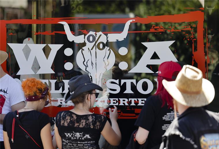 Heavy-Metal-Fans feiern schon vor Festivalstart in Wacken Festival-Besucher stehen Schlange vor dem Festival-Shop. Nach pandemiebedingter Pause findet vom 4. bis 6. August 2022 wieder das Heavy-Metal-Festival Wacken Open Air in Schleswig-Holstein statt.