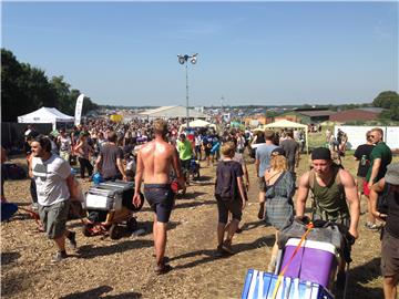 Festival heißt auch schleppen bis der Arzt kommt: Bei Temperaturen von 30 Grad e...