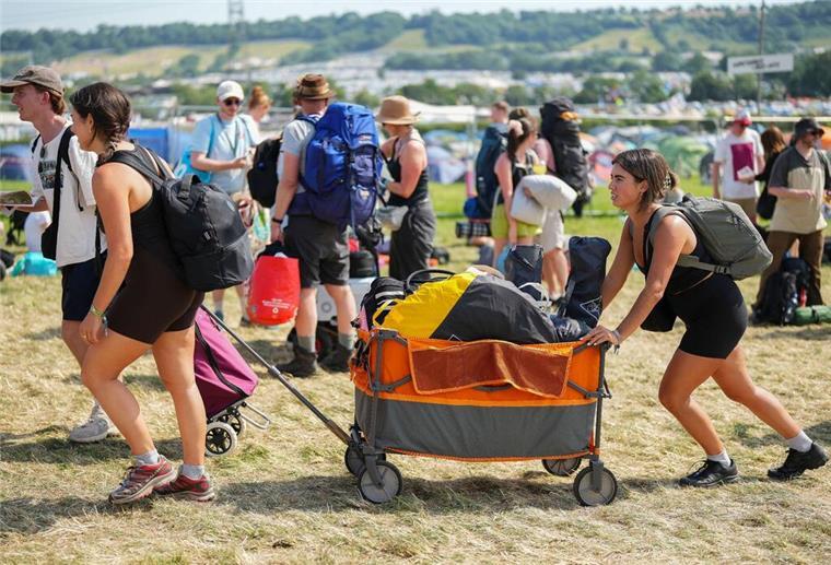 Jane Goodall macht Festival-Besuchern Mut Festivalbesucher beim Glastonbury Festival in Worthy Farm.