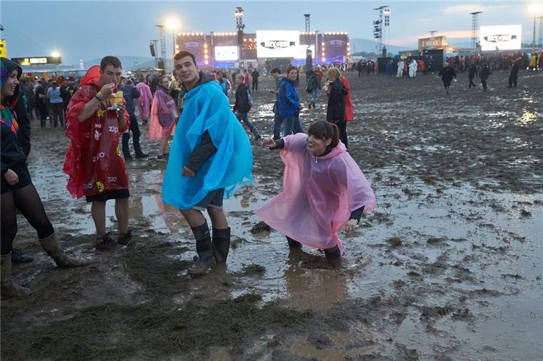 51 Verletzte nach Blitzeinschlag bei "Rock am Ring" Festivalbesucher gehen beim Festival «Rock am Ring» nach einem Gewitterregen über das aufgeweichte Gelände.