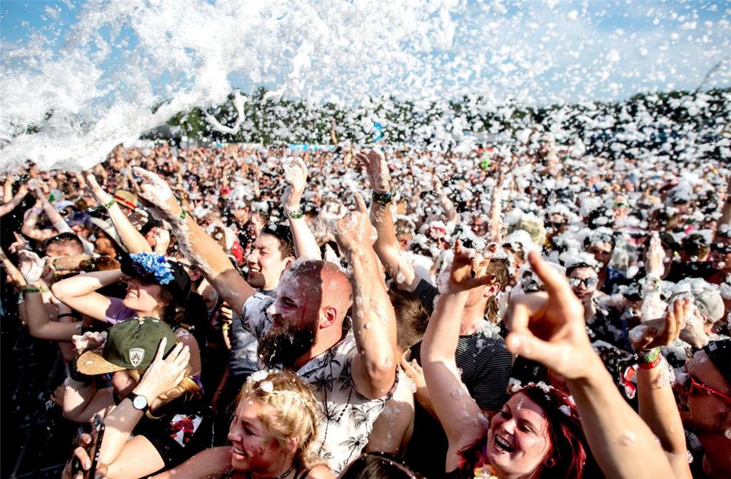 Festivalbesucher in Feierlaune. Foto: Hauke-Christian Dittrich/dpa
