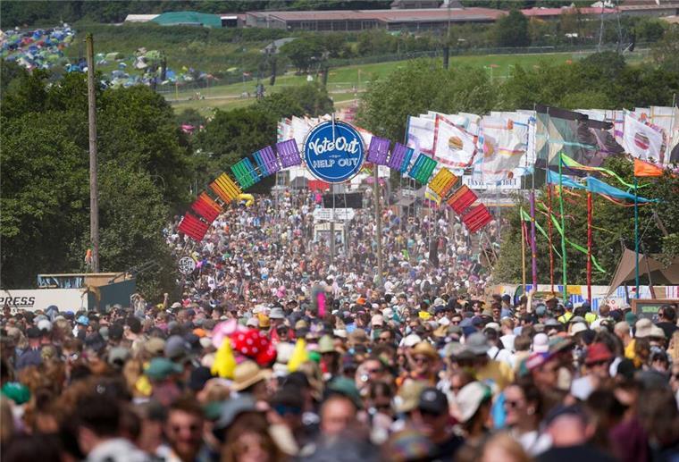 Jane Goodall macht Festival-Besuchern Mut Festivalbesucher kommen zum Glastonbury Festival.