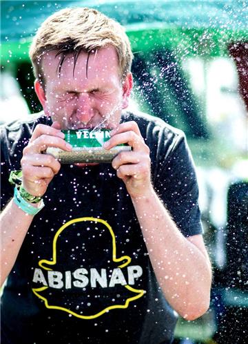 Festivalbesucher Malte trinkt auf dem Zeltplatz des Hurricane Festivals aus eine...