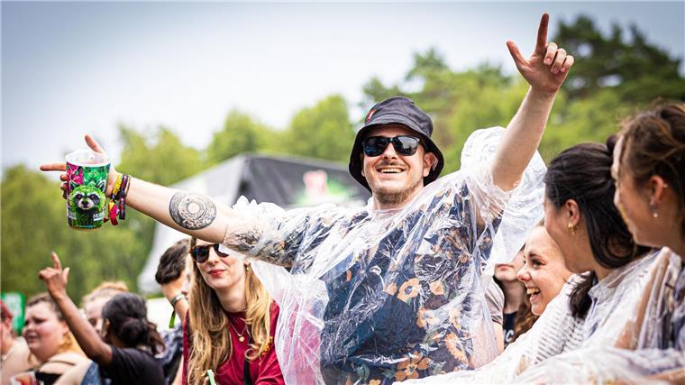 Festivalbesucher verfolgen den Auftritt der britischen Indie-Rockband „The Reytons“ beim Hurricane Festival.