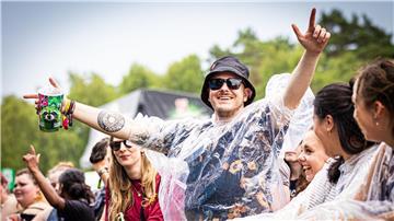 Festivalbesucher verfolgen den Auftritt der britischen Indie-Rockband „The Reytons“ beim Hurricane Festival.