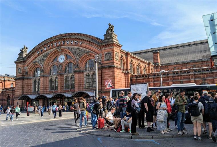 Deichbrand-Anreise: Züge nach Bremerhaven fallen reihenweise aus - Störung am Bremer Hauptbahnhof Züge nach Bremerhaven fallen reihenweise aus: Störung am Bremer Hauptbahnhof