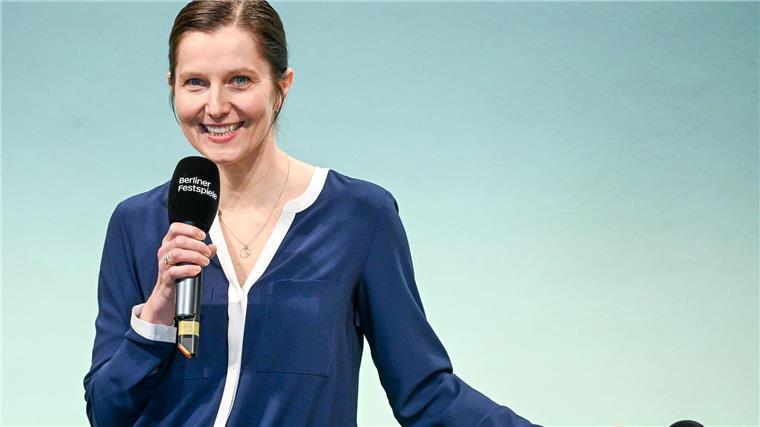 Holzinger-Inszenierung „Sancta“ zu Theatertreffen eingeladen Festivalleiterin Nora Hertlein-Hull bei der Bekanntgabe der Jury-Auswahl zum Theatertreffen 2025 im Haus der Berliner Festspiele.