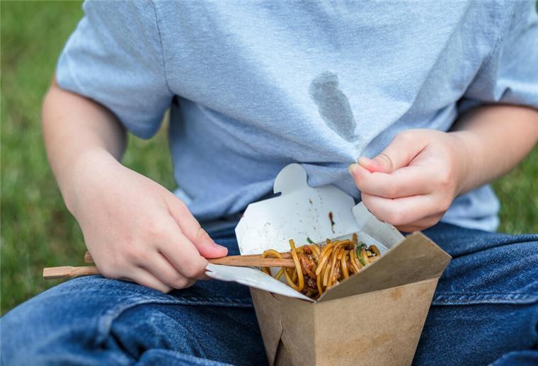 Hartnäckige Flecken loswerden Fettfleck auf Tshirt